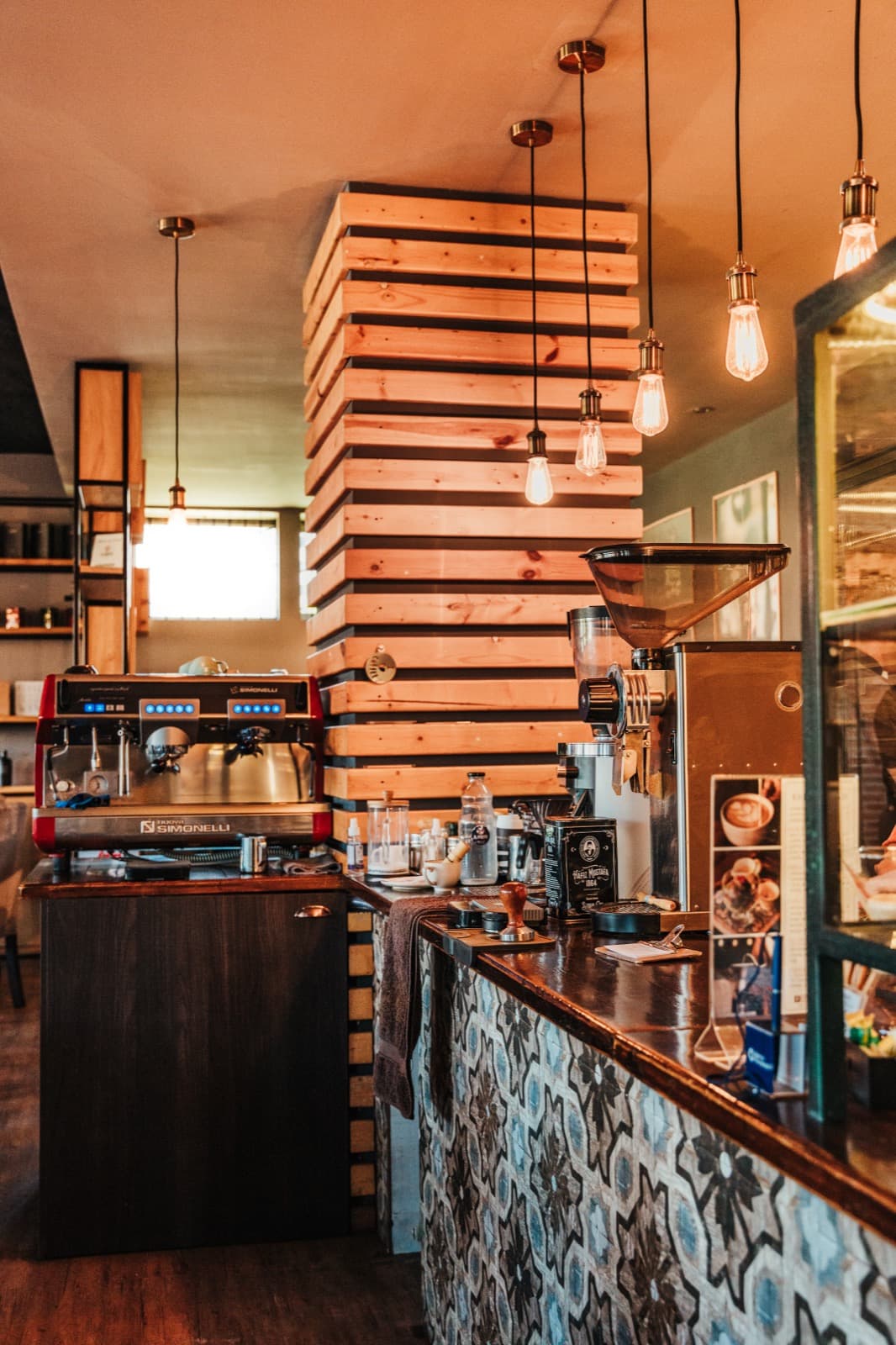 Interior de Il Barista con barra, azulejos y luz cálida