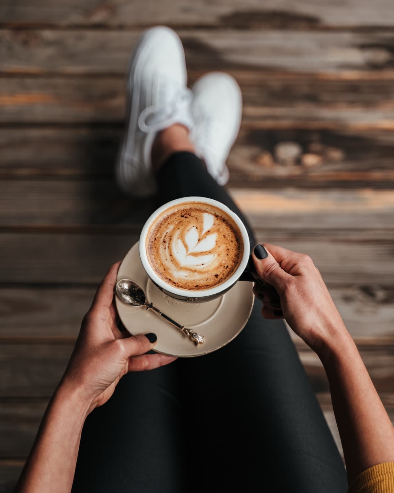 Taza de café de especialidad con latte art en Il Barista